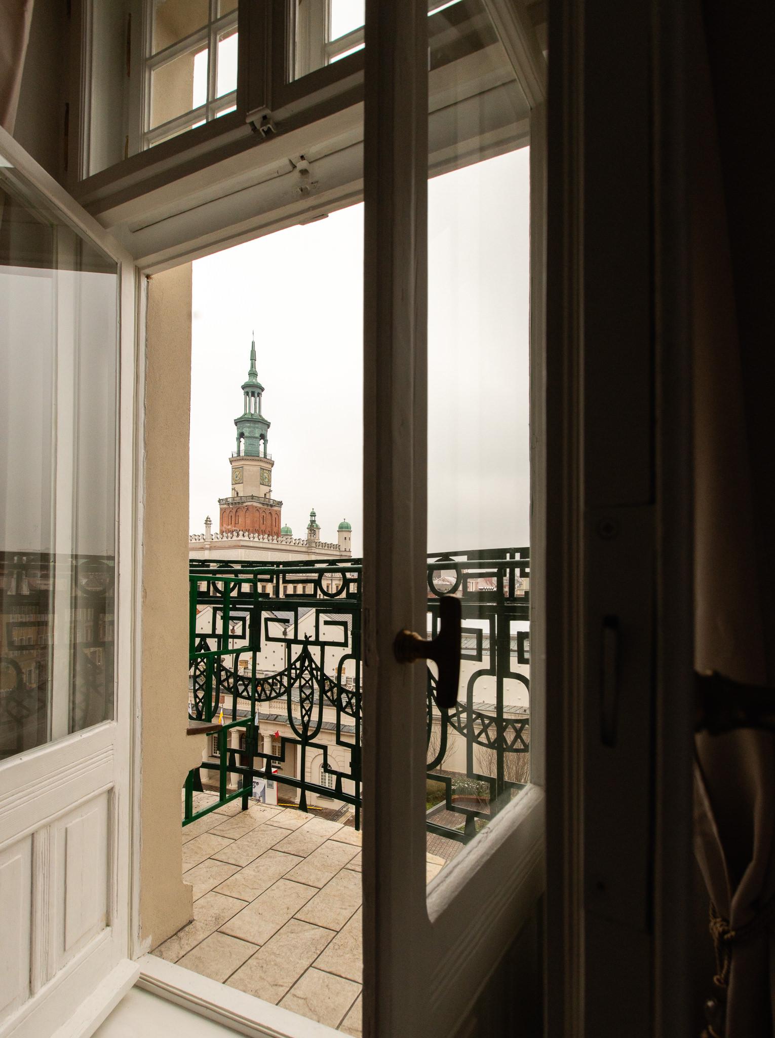 a także balkon z widokiem na miasto.