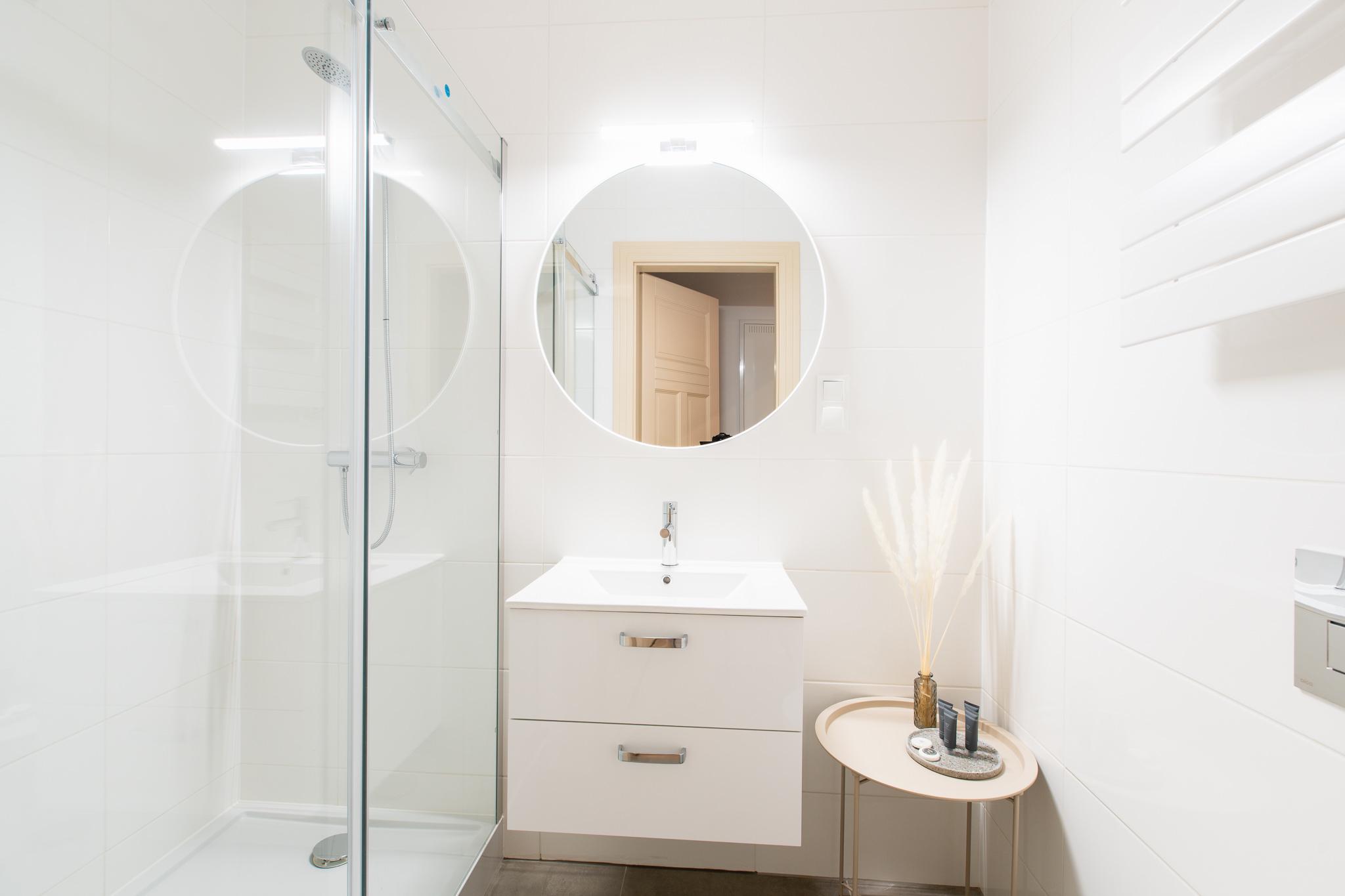 , prywatna łazienka z prysznicem, bezpłatnym zestawem kosmetyków i suszarką do włosów, 